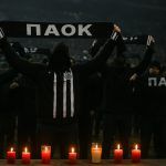 Herdenkingsmoment voor PAOK-supporters met kaarsen bij een stadionomgeving