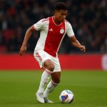 Rayane Bounida in actie voor Ajax tijdens een wedstrijd