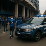 Avondlijk straatbeeld in Napels met politie en supporterssfeer zonder herkenbare gezichten