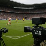 Stadionbeeld tijdens RAAL La Louvière tegen STVV met VAR-camera’s langs de zijlijn