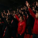 Sfeerbeeld in het stadion van Standard Luik met supporters op de tribune