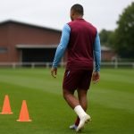 Youri Tielemans van Aston Villa tijdens een training, met focus op een enkelblessurecontext