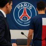 Een neutrale sfeerfoto rond een transferaankondiging van Paris Saint-Germain met verwijzing naar FC Barcelona