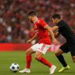 Actiefoto van Andreas Schjelderup in Benfica-tenue tijdens een wedstrijdmoment in het stadion.