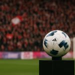 Abstracte studio-achtergrond bij een voetbaldebat over Belgische spelers