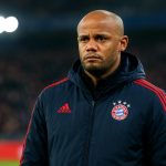 Vincent Kompany langs de zijlijn als coach van Bayern München
