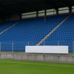 Leeg uitvak in een Belgisch stadion als illustratie bij aangepaste maximumticketprijzen
