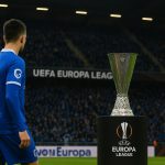De Europa League-trofee in een stadionomgeving tijdens een Europese avond