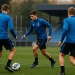 Sfeerbeeld van een training bij Club Brugge met spelers op de achtergrond