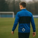 Trainingssituatie bij Club Brugge met een jonge middenvelder op het veld