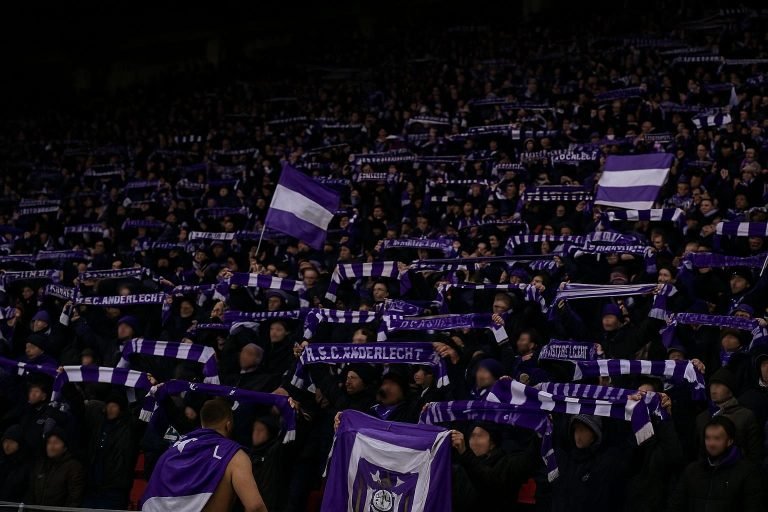 Supporters van RSC Anderlecht in het uitvak in Sclessin tijdens een beladen wedstrijdsfeer.