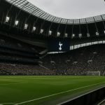 Neutrale sfeer rond een Engels voetbalstadion