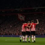 Feestvierende PSV-spelers na een doelpunt in het stadion