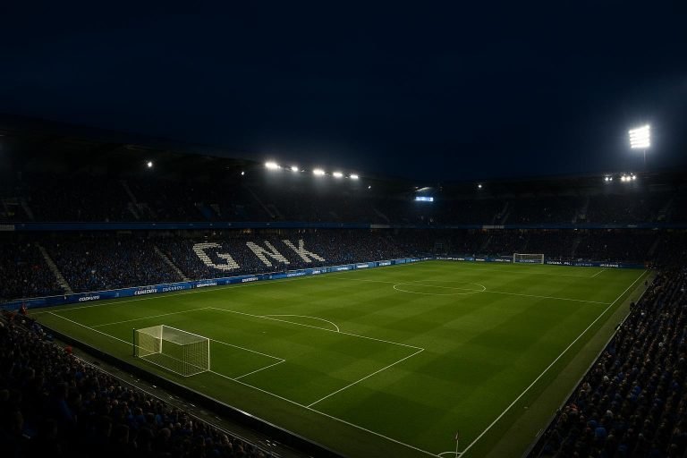 Avondzicht op het stadion van KRC Genk tijdens een wedstrijd