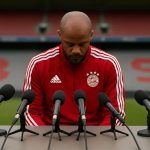 Vincent Kompany tijdens een persmoment als coach van Bayern München