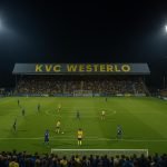 Stadion van KVC Westerlo in avondlicht tijdens een wedstrijd