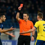 Spelmoment uit STVV tegen Sporting Charleroi met discussie rond een rode kaart