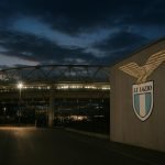 Stadion van SS Lazio bij avondlicht tijdens transferperiode