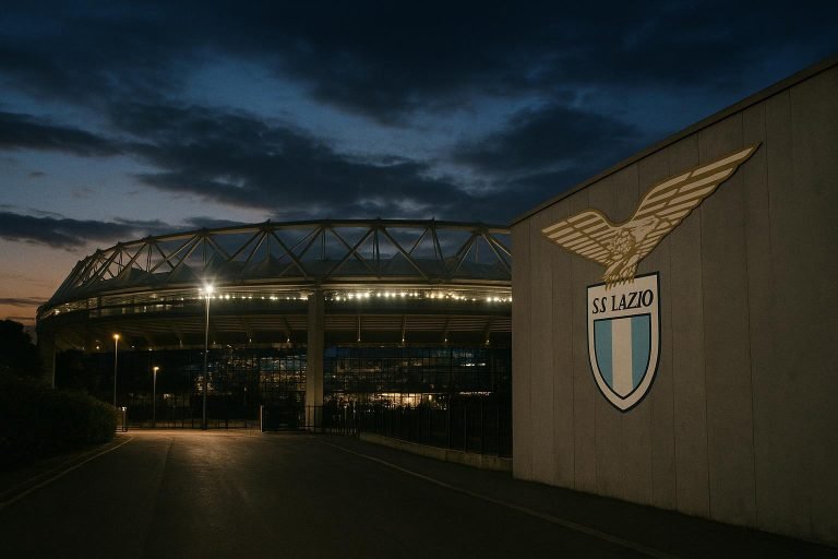 Stadion van SS Lazio bij avondlicht tijdens transferperiode