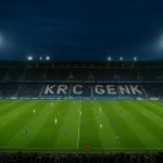 Sfeervol zicht op het stadion van KRC Genk tijdens een avondwedstrijd
