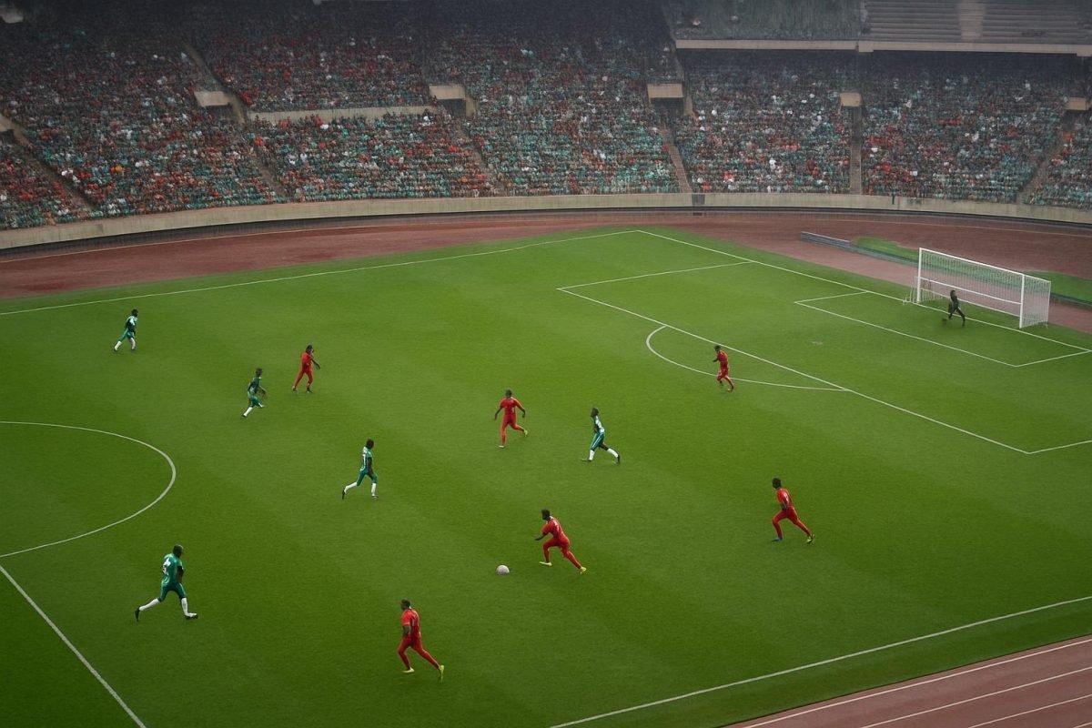 Tense wedstrijdsituatie tijdens een interland in een Afrikaans stadion