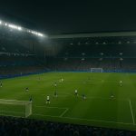 Voetbalstadion in Schotland met verlichte tribunes tijdens een wedstrijd