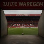 Stadion van Zulte Waregem met zicht op spelerstunnel en het veld
