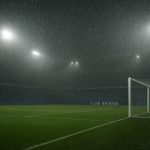 Regenachtig avondbeeld van het stadion van Club Brugge onder felle stadionlichten