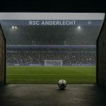 Tunnelingang van het stadion van RSC Anderlecht met gespannen sfeer