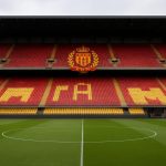 Tribunes van KV Mechelen met clubkleuren en sfeer in het stadion