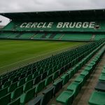 Stadionsfeer bij Cercle Brugge met groen-zwarte tribunes