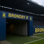 Stadionomgeving van Brondby met zicht op de spelerstunnel