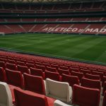 Stadion van Atlético Madrid met rood-witte zitjes en een gespannen sfeer