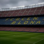 Stadion van FC Barcelona met gekleurde tribunes in aanloop naar een wedstrijd