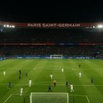 Lichtgevend voetbalstadion in Parijs voor een avondwedstrijd