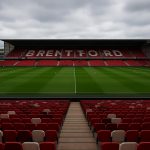 Stadion van Brentford met zicht op tribunes en speelveld