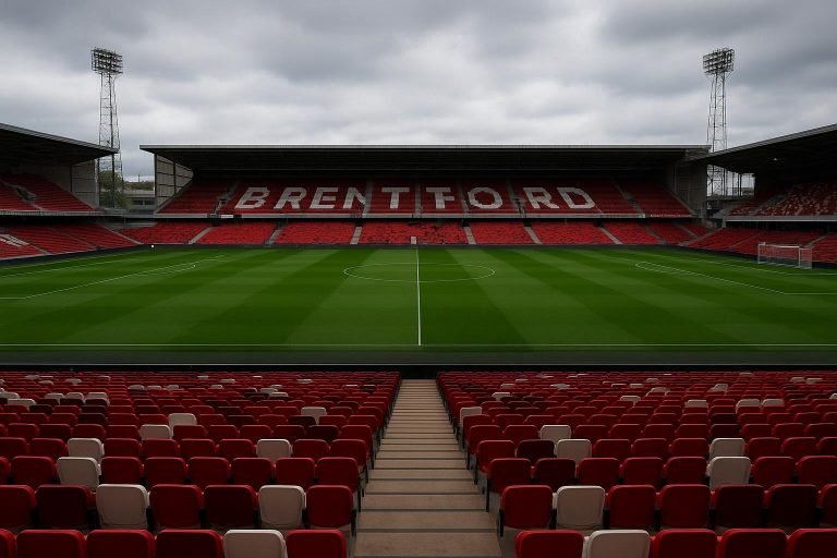 Stadion van Brentford met zicht op tribunes en speelveld