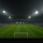 Stadion van Anderlecht onder de lichten vlak voor een wedstrijd