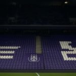Tribunes in de clubkleuren van RSC Anderlecht in het stadion