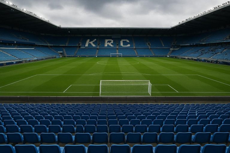 Stadion van KRC Genk met blauw-witte tribunes in aanloop naar een wedstrijd