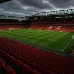 Stadion van Liverpool met rood-witte tribunes onder de lichten