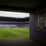 Stadionomgeving met tunnel en veld bij een wedstrijd van Anderlecht
