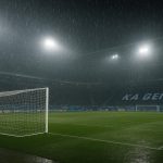 Regen op het veld onder de stadionlichten bij KAA Gent, zonder herkenbare personen.
