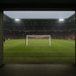 Stadiontunnel met zicht op het veld, zonder herkenbare personen, in de sfeer van transferonzekerheid rond AZ.