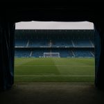 Ingang van de stadiontunnel in Club Brugge-kleuren, zonder herkenbare personen.