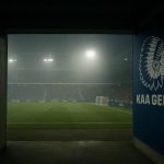 Ingang van een stadiontunnel in avondsfeer, zonder herkenbare personen.