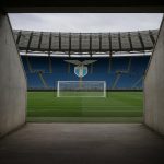 Ingang van een stadiontunnel in Rome in Lazio-sfeer, zonder herkenbare personen.