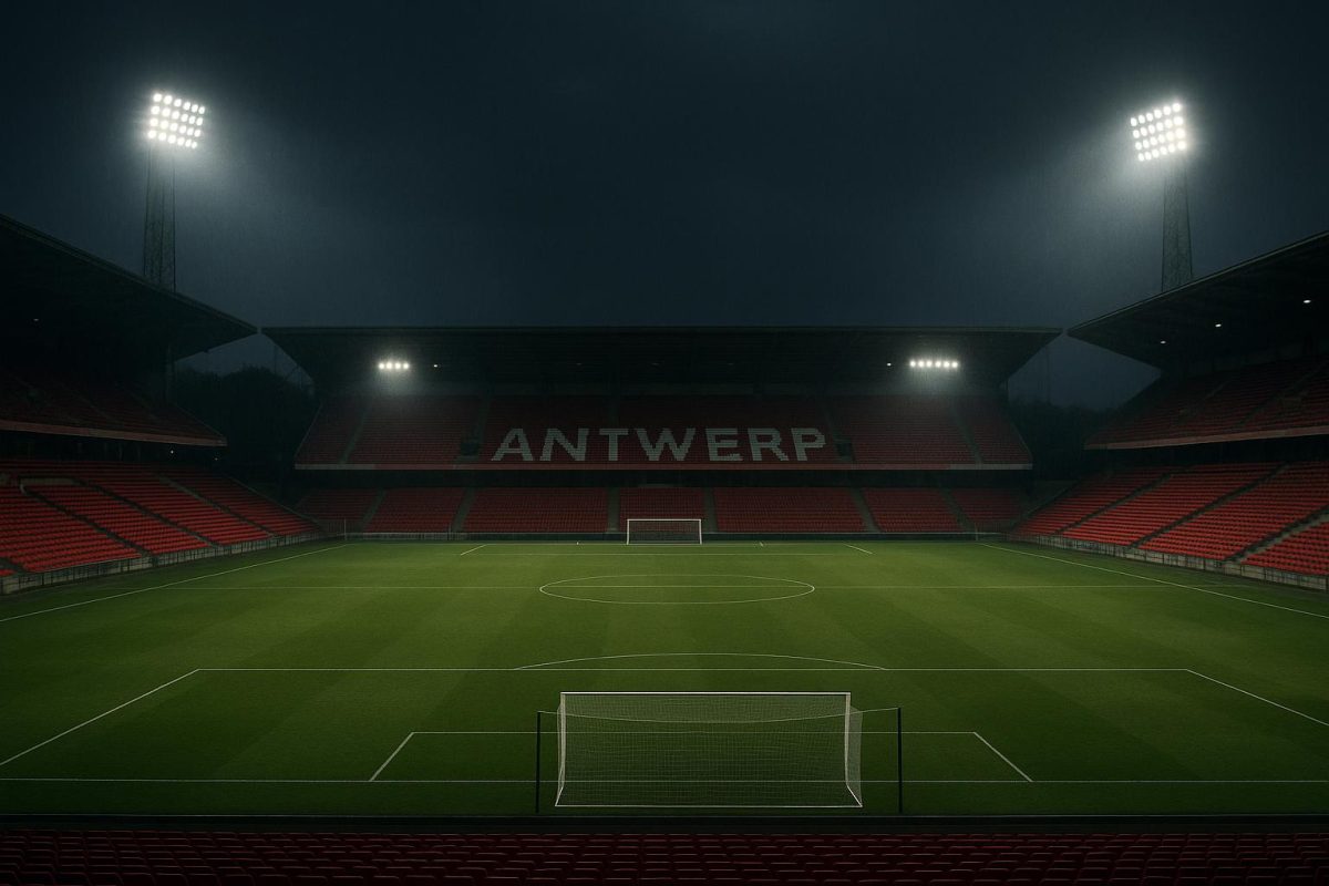 Leeg stadion onder schijnwerpers in de avond, sfeerbeeld bij transfernieuws.