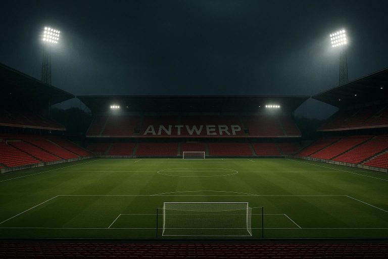 Leeg stadion onder schijnwerpers in de avond, sfeerbeeld bij transfernieuws.