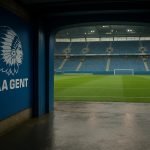 Ingang van de stadiontunnel in een leeg stadion, zonder herkenbare personen.